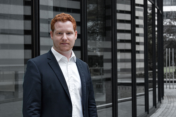 Jan Grüb, geschäftsführender Gesellschafter, vor einer Glasfassade