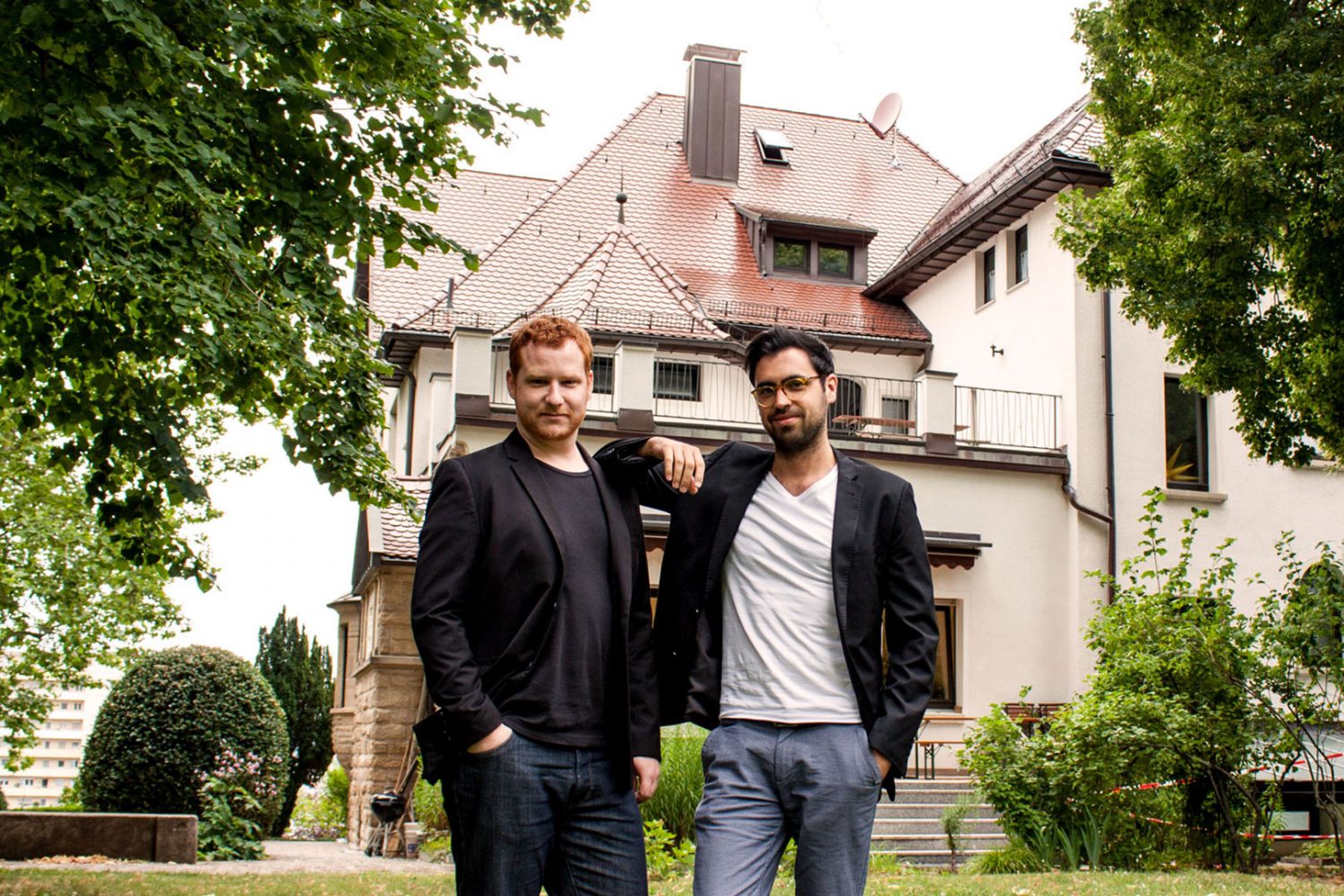 Tobias Martsch und Jan Grüb im Garten vor dem Haus in der Stafflenbergstraße