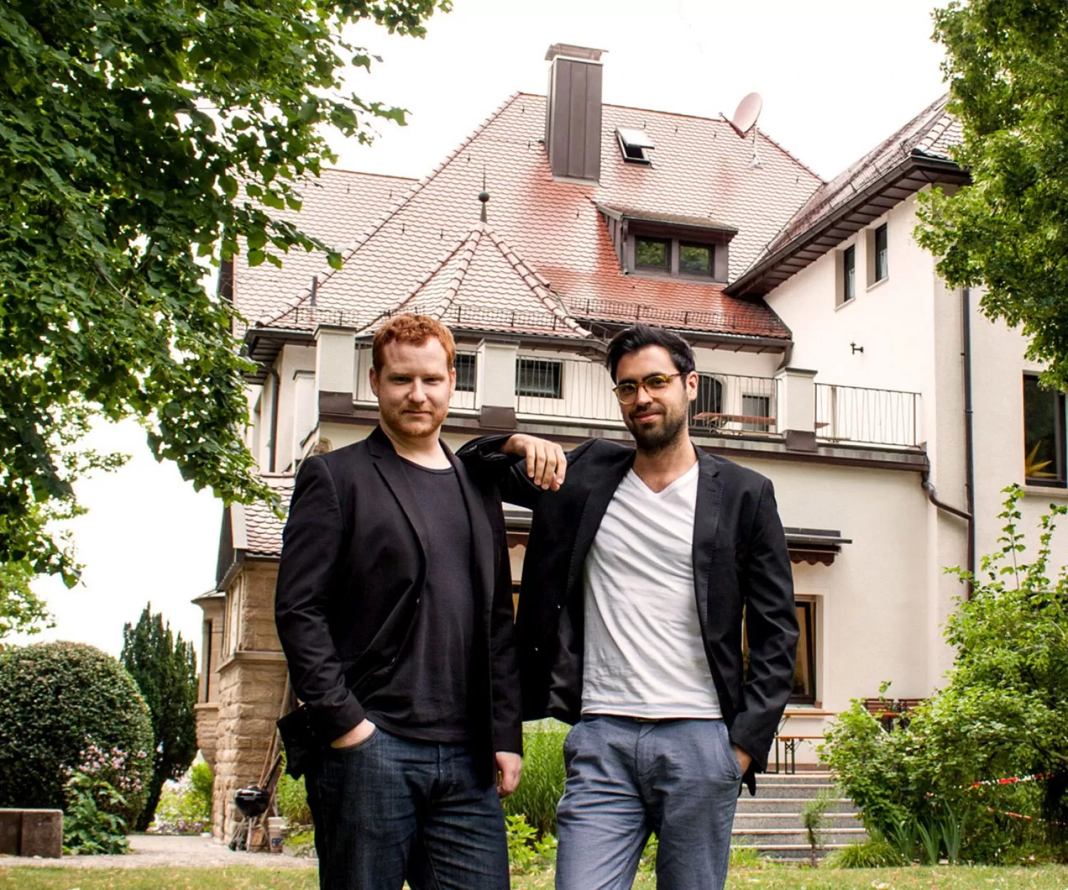 Tobias Martsch und Jan Grüb im Garten vor dem Haus in der Stafflenbergstraße